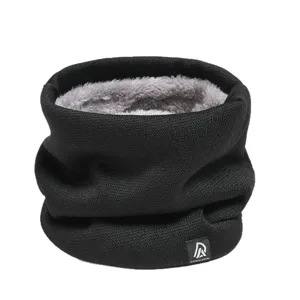 Scaldacollo invernale in maglia nera con comoda fodera in pile grigio per uomini e donne al freddo.
