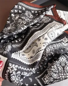 Moderne écharpe carrée en soie paisley noir et blanc femmes élégant foulard style détail