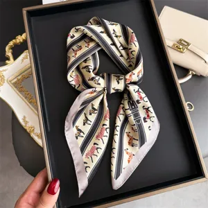 Foulard en soie à imprimé cheval noir et blanc, élégant tour de cou rétro et accessoire de mode.