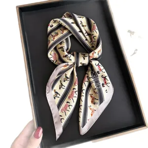 Foulard en soie luxueux avec imprimé équestre élégant, foulard de cou et accessoire de cheveux.