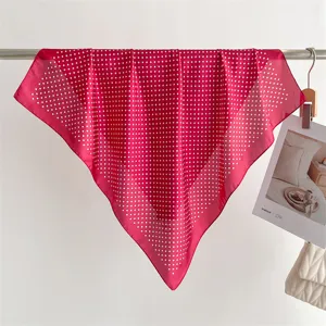 Foulard quadrato in seta a pois classici da donna, elegante sciarpa e copricapo.
