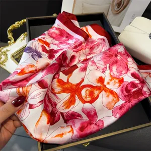 Elegantes Seidentuch mit Blumenmuster für Damen, schickes Halstuch und modischer Schal.