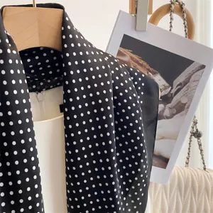 Classico foulard in seta con pois neri e bianchi, elegante scialle quadrato versatile da donna.