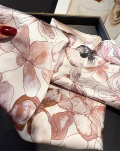 Detailansicht eines luxuriösen Seidenquadratstuchs mit elegantem Aquarell Blumenprint und Textur.