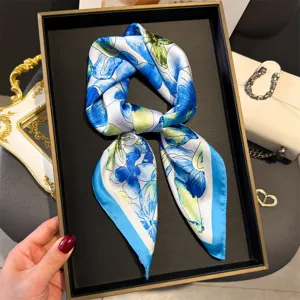 Detailansicht des eleganten blauen Seiden-Quadratschals mit Blumenmuster, ideal als Halstuch.