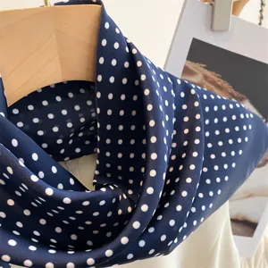 Classico foulard quadrato in seta blu scuro con pois bianchi elegante sciarpa donna