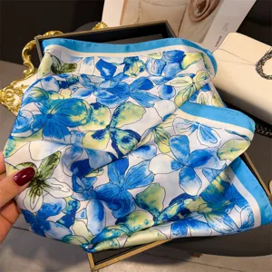 Elegantes blaues Seidentuch mit Blumenmuster fur Damen, weicher Schal fur Hals und Kopf.