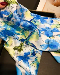 Detailansicht blaue gelbe Aquarell Blumen Seidenschal Quadrat Damenschal elegant top