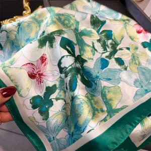 Seidenquadratschal mit Blumenmuster Detailansicht zeigt weichen Stoff und leuchtende Farben.