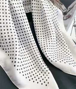 Bellissima vista dettagliata del classico foulard elegante in seta a pois per le donne.