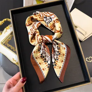Foulard en soie imprime baroque retro elegant foulard de cou vintage bandeau chic accessoire de mode.