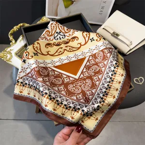 Carre de soie imprime motif paisley retro, elegante echarpe baroque vintage chic.