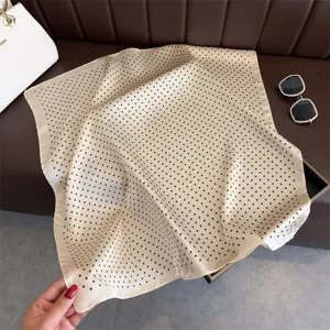 Foulard quadrato in seta a pois classici, elegante accessorio leggero da donna e moda.