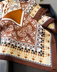 Foulard en soie rétro élégant et imprimé, carré vintage polyvalent pour cou et coiffure chic.