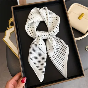 Classico foulard di seta bianca con pois neri e stampa numero cinque molto elegante.