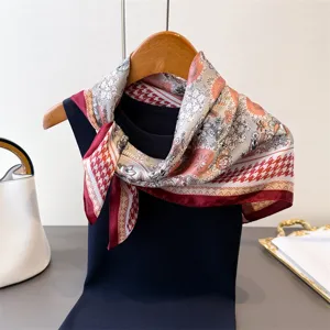 Détail de foulard en soie artificielle 70cm, design élégant pied-de-poule et imprimé floral.