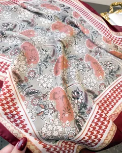 Foulard carre en imitation soie de 70cm avec details elegants a carreaux et motifs floraux.