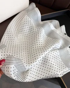 Sciarpa di seta bianca con classici pois neri e stampa numerica elegante e chic.