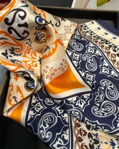 Foulard carré en soie totem rétro, écharpe de cou polyvalente et coiffe tendance pour femmes.