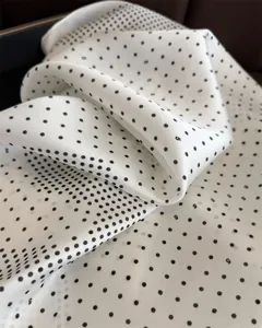 Classico foulard in seta bianca con pois neri e iconica stampa del numero 5.