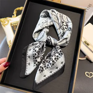 Carre de soie imprime baroque vintage, foulard de cou elegant noir et blanc pour femmes.