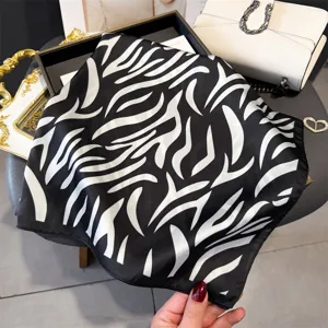 Moderne zijden vierkante sjaal met zebraprint, elegante halsaccessoire voor dames.