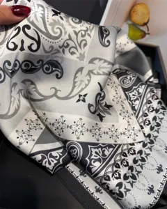Détail carré de soie imprimé baroque noir et blanc rétro, foulard de luxe élégant.