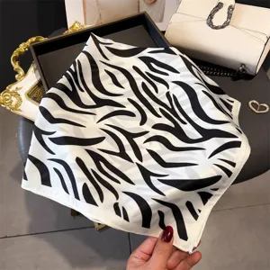 Moderne gestreepte vierkante zijden sjaal, chique modieus accessoire voor dames halsdoek.