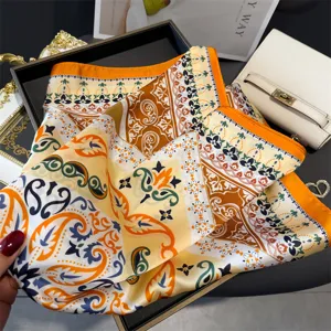 Foulard carre en soie imprime retro, design baroque vintage, elegant et polyvalent.