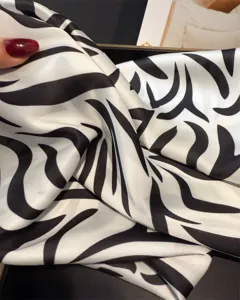 Chique zwart-wit zebraprint zijden sjaal, elegante vierkante damessjaal voor dames.