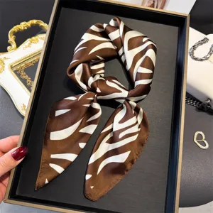Moderne bruine zijden vierkante sjaal met zebramotprint, elegant nekaccessoire.