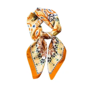 Foulard carré en soie à imprimé baroque vintage, élégant tour de cou et foulard chic femme.