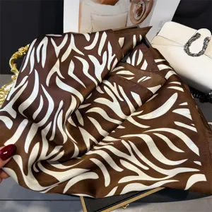 Moderne bruine witte zebraprint zijden vierkante sjaal, elegante dames halsaccessoire.