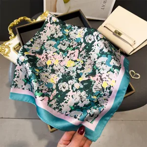 Carré de soie à imprimé floral, foulard élégant et polyvalent pour femme au quotidien.