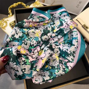 Gros-plan sur les détails du carré de soie à fleurs, accessoire élégant pour femme.