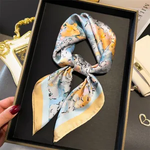 Foulard carré en soie à motif floral coloré pour femmes, écharpe de cou polyvalente, accessoire chic.