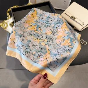 Détail exquis du carré de foulard à imprimé floral, élégant design de bandana en soie.