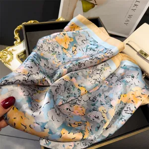 Foulard carre en soie imprimee coloree, elegant foulard polyvalent et chale de protection solaire.
