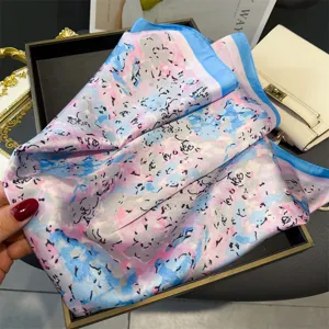 Foulard en soie à imprimé floral coloré pour femme carré élégant bandeau châle mode chic.