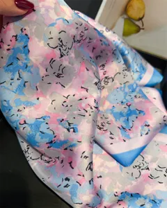 Vue détaillée du carré de soie élégant et imprimé, mettant en valeur la texture lisse.