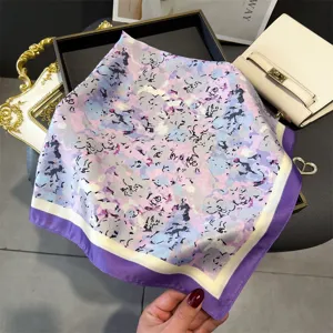 Gros plan d'un carré de soie à imprimé floral coloré, idéal pour un style élégant.