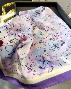 Foulard carré en soie à imprimé floral coloré pour femmes, élégant châle et tour de cou.
