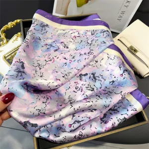 Foulard carre en soie imprime floral, elegant accessoire de mode pour les femmes.