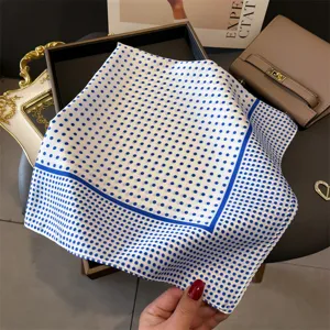 Blau und weiss gepunktetes Seidentuch elegante Damenmode quadratischer Schal Accessoire