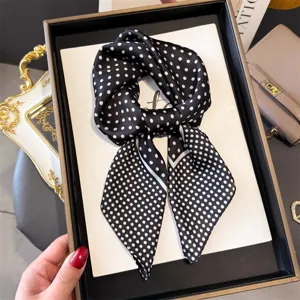 Elegantes schwarz-weisses gepunktetes Seiden-Quadrat-Tuch, vielseitiges Mode-Accessoire.