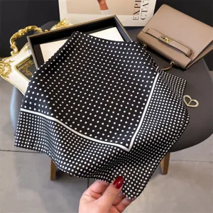 Schwarzes und weißes gepunktetes Seidentuch, elegantes Halstuch für Damen Modeaccessoire.