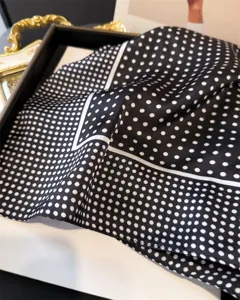 Elegantes schwarzes und weißes gepunktetes Seiden-Quadrat-Tuch, klassisches Halstuch für Damen.
