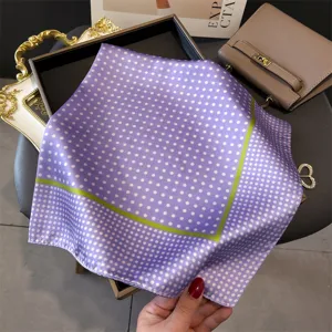 Lila Seidenschal mit Punkten und grünem Rand, elegantes quadratisches Tuch für Damen.