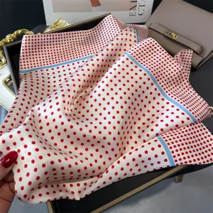 Elegantes Seidentuch mit roten Punkten und blauem Rand, weicher quadratischer Damenschal.