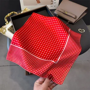 Rotes Seidentuch mit Punkten für Damen, elegantes Mode-Halstuch und stilvolles Haar-Accessoire.
